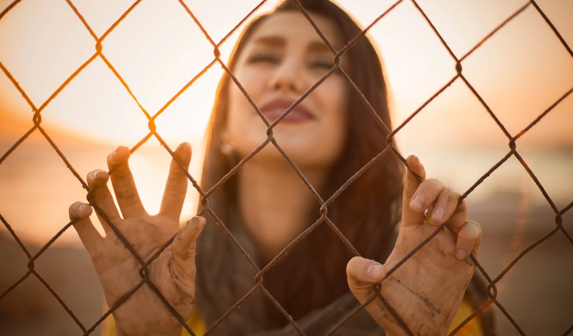 Cum se pot conecta două bucăți de plasă de sârmă?